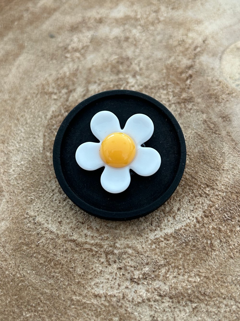 Image of Daisy brooch white 
