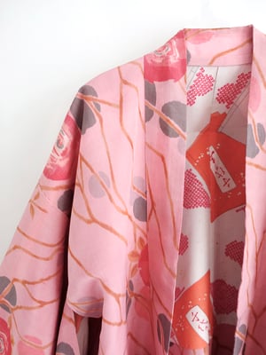 Image of Kort silke kimono dame i rosa farver med roser