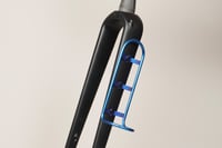 Image 3 of Cage de fourche titane / Finition poli + anodisation bleu
