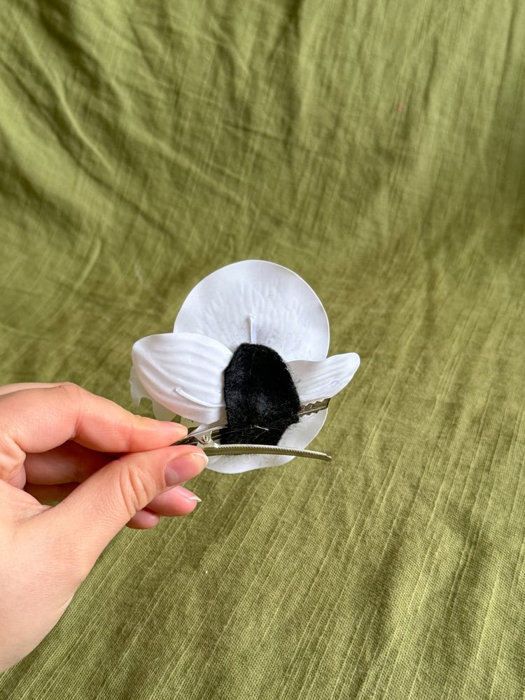 Image of PREORDER white orchid hair clip