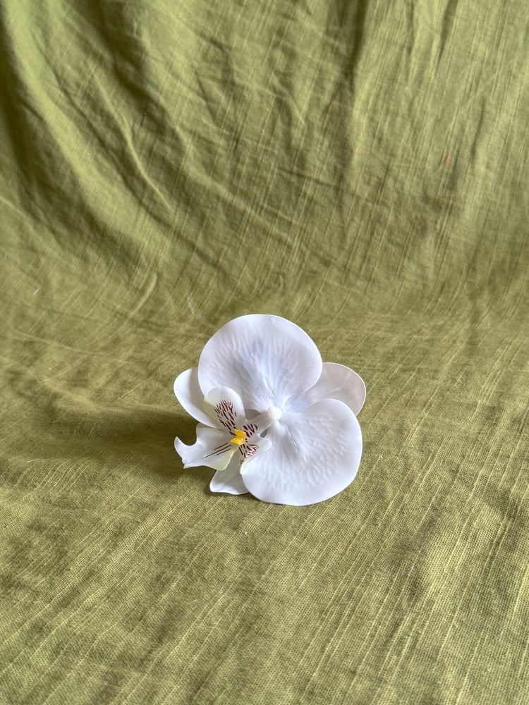 Image of PREORDER white orchid hair clip