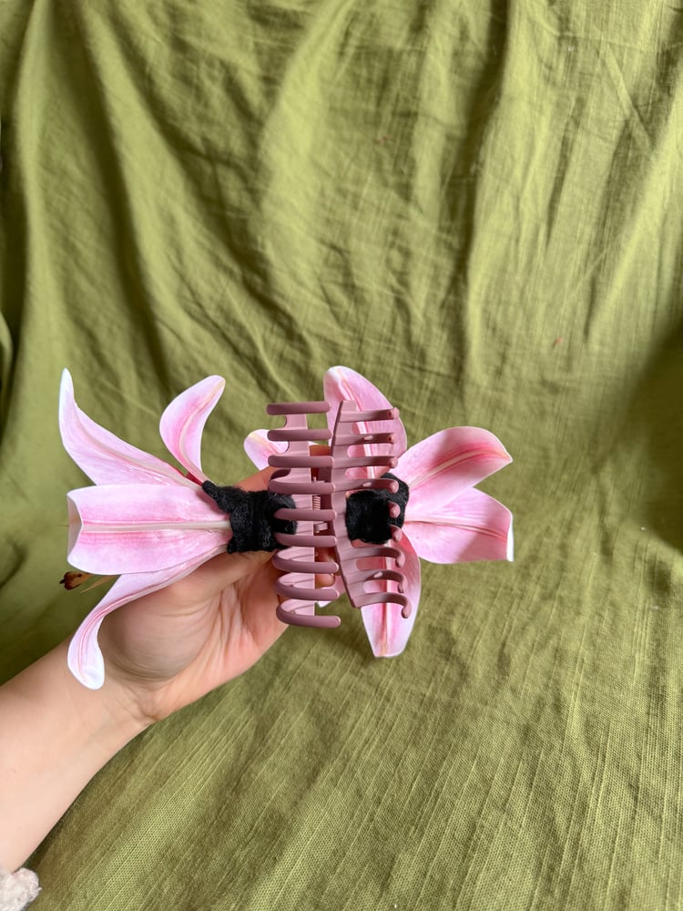Image of PREORDER stargazer lily claw clip