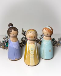 Image 1 of Queen & Ladies 