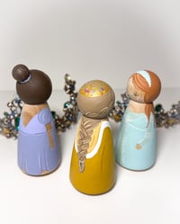 Image 2 of Queen & Ladies 