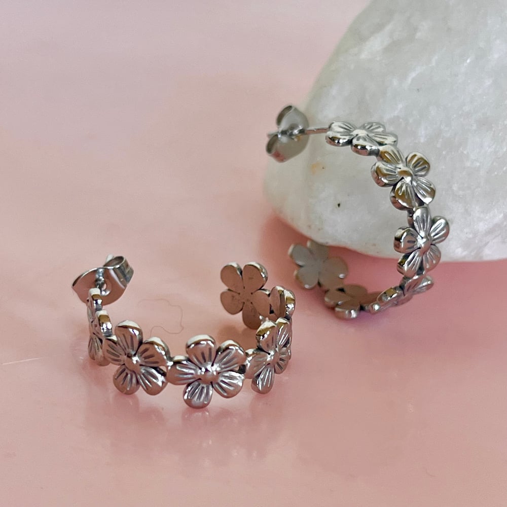 Image of Midi daisy half hoops