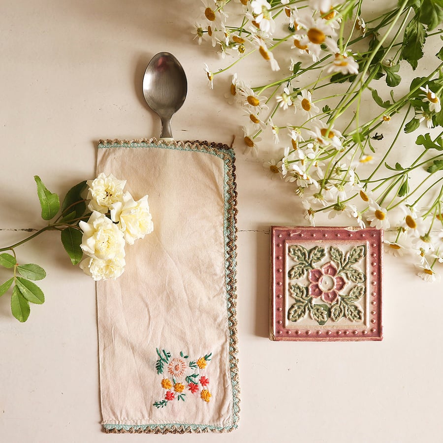 Image of Etui range couverts en coton brodé de fleurs champêtres