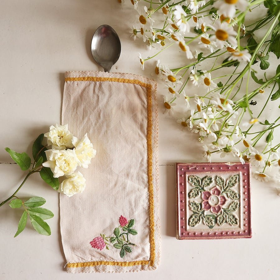 Image of Etui range couverts en coton brodé de trèfles roses