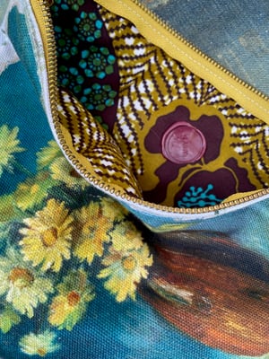 Image of daisy pouch