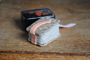 RÉSERVÉ — OLUFEMI — Boîte laquée chinoise ancienne — Papier artisanal au thé