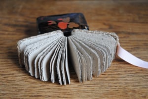 RÉSERVÉ — OLUFEMI — Boîte laquée chinoise ancienne — Papier artisanal au thé