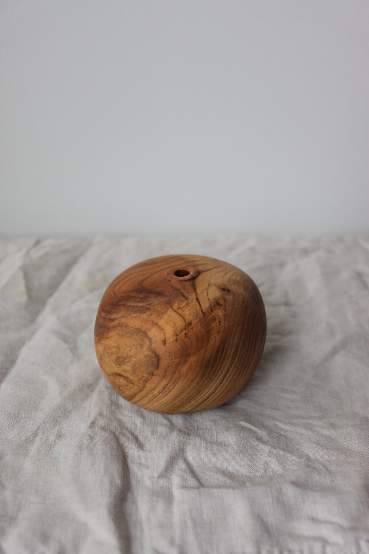 Hand crafted pear wood vase - François Lê Xuân