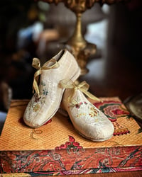 Image 1 of Petites chaussures d’enfant en soie XVIII eme 