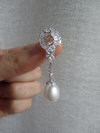 Image 4 of Kate Middleton Princess of Wales Coronation Freshwater Pearl Statement Earrings