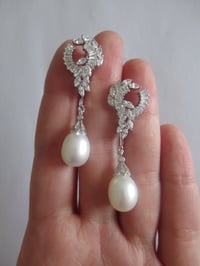 Image 5 of Kate Middleton Princess of Wales Coronation Freshwater Pearl Statement Earrings