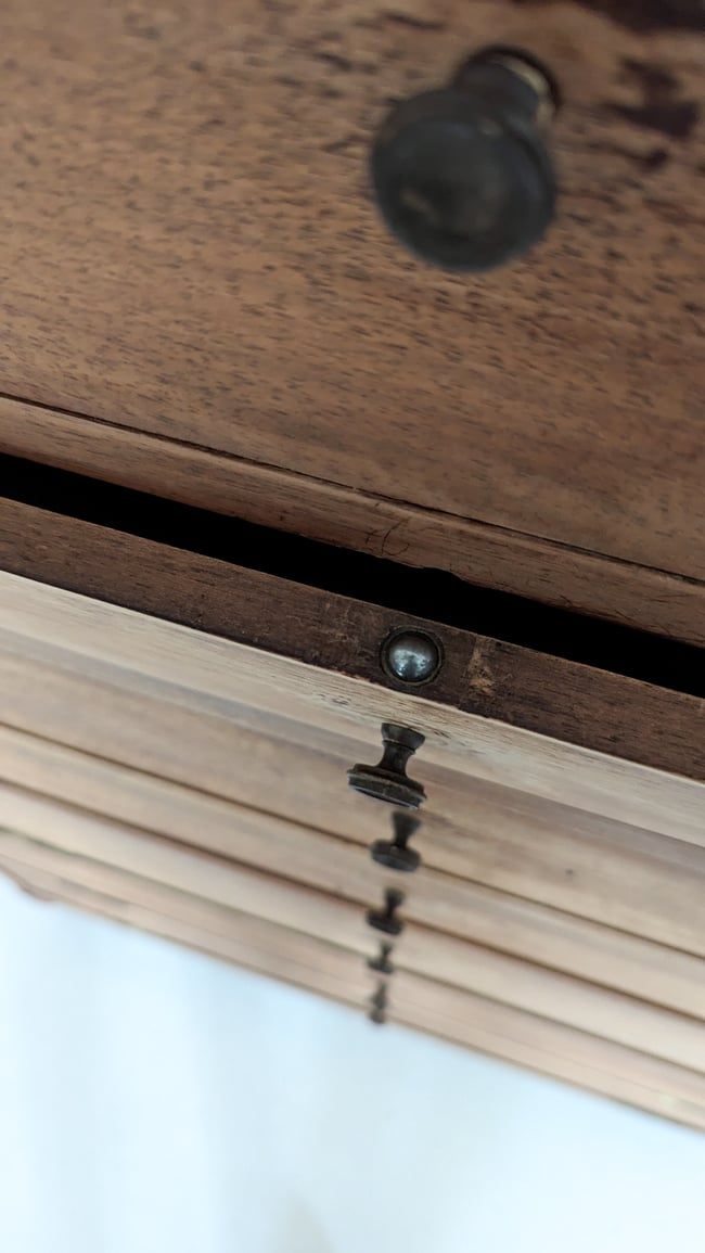 Meuble de métier à clapets.