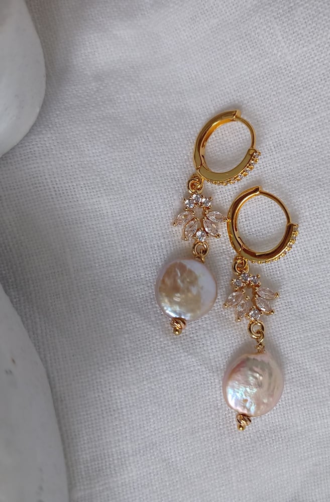 Boucles nacres rosées CEREMONY Image of Boucles nacres rosées CEREMONY