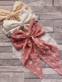 Daisy Waterfall Bows 