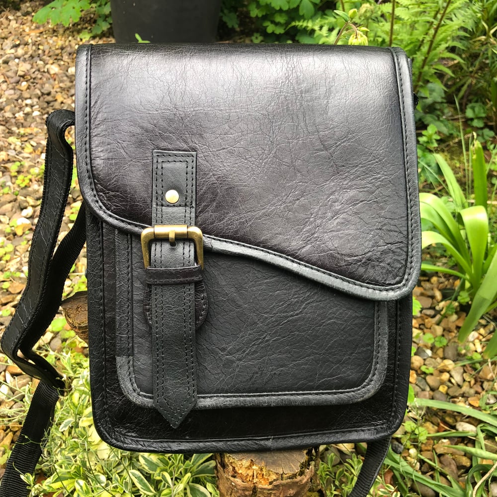 Image of Handmade Leather Manbag Black  - shaped front