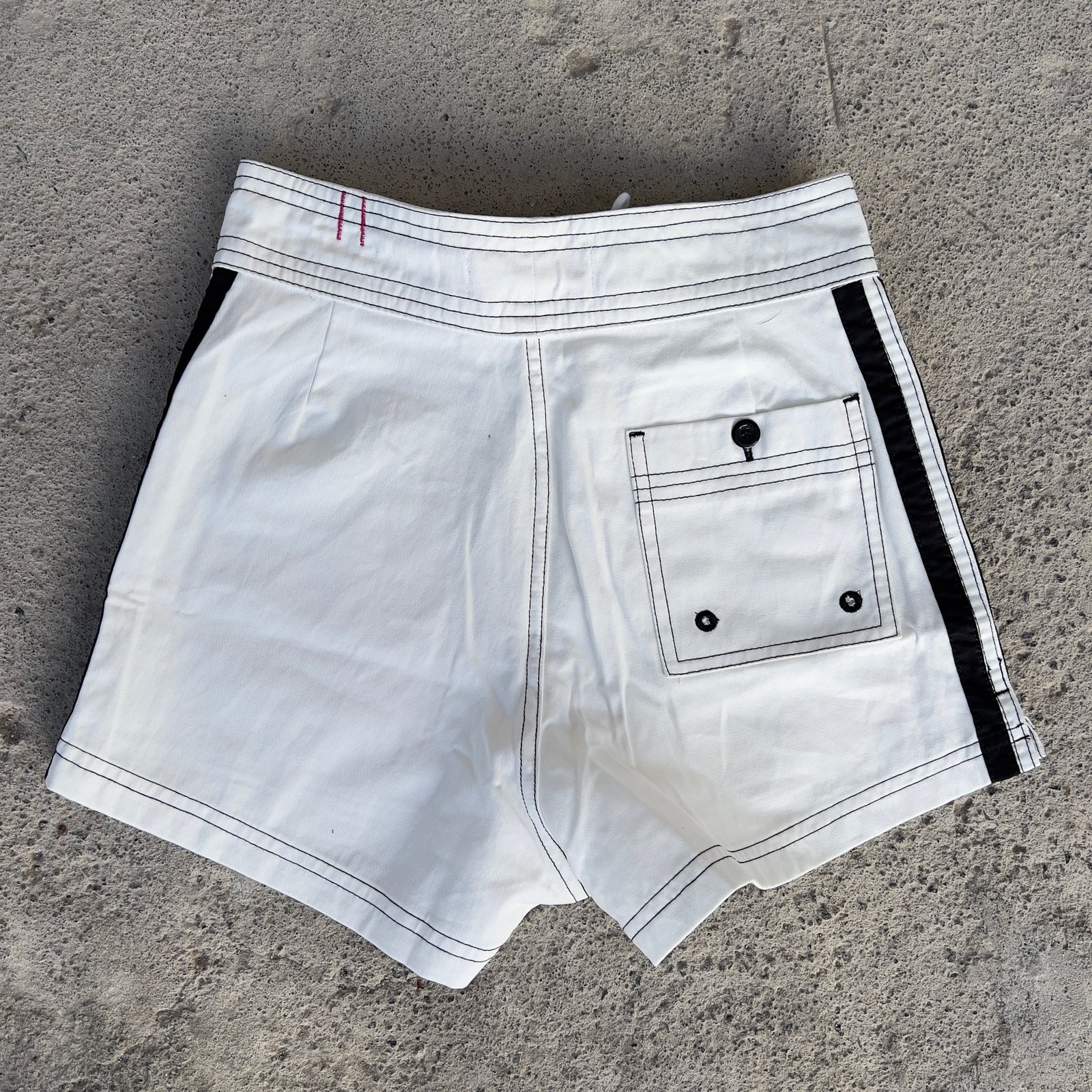 YUTHENTIC ♥ Vintage pleated stitch contrast shorts Tall Oversized Official Contrast Stitch Shorts | boohooMAN