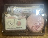 Image 2 of Calamine Sensitive Skin Gift Set
