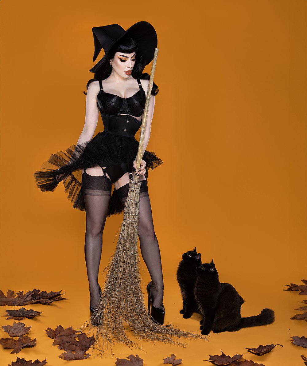 Bettie Page Halloween cats