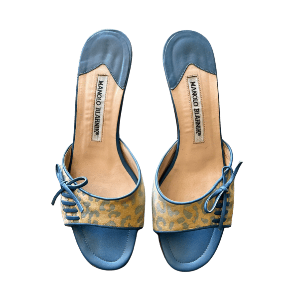 Image of MANOLO BLAHNIK KITTEN HEELS