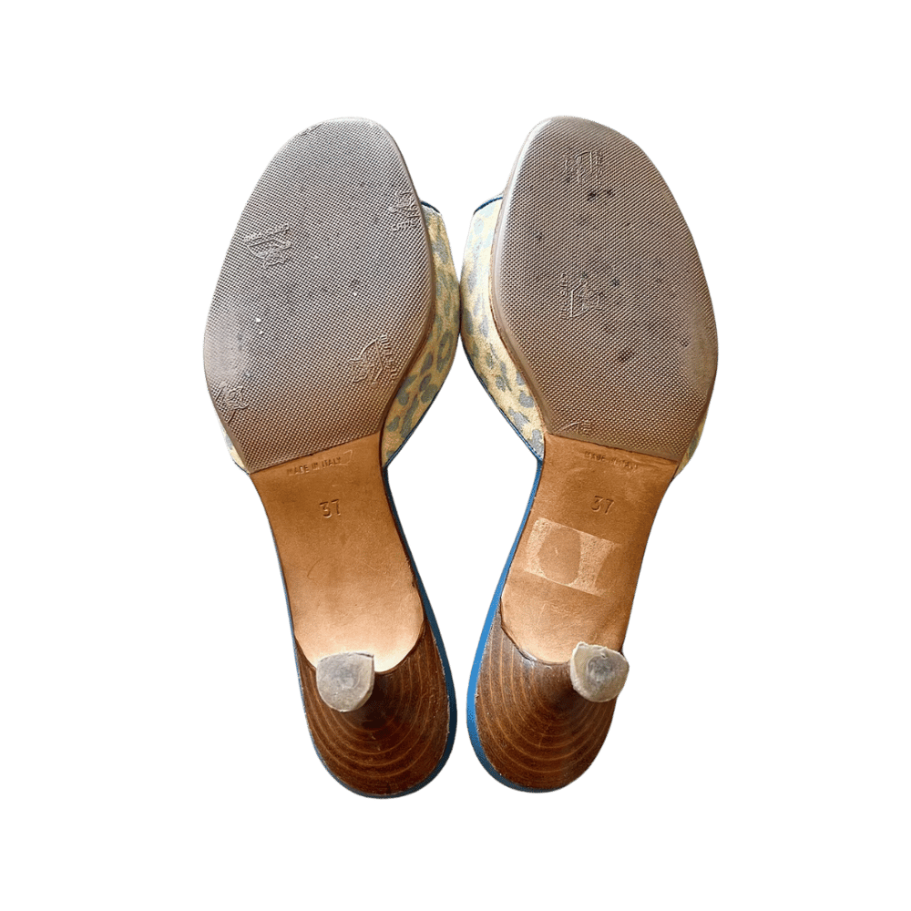 Image of MANOLO BLAHNIK KITTEN HEELS