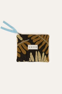 Image 1 of POCHETTE PANCAKE MAXI MONSTERA NERO