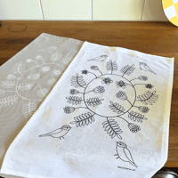 Image 2 of Tea towel Blåmes white