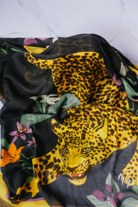 Image 1 of Pañuelo Leopardos – Tencel Maxi 140x140 cm