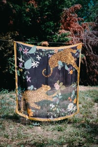 Image 2 of Pañuelo Leopardos – Tencel Maxi 140x140 cm