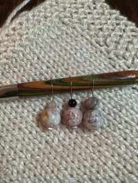 Top Bead Pink Marble Stitch Markers
