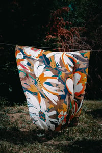 Image 10 of Pañuelo Floral Marrones – Tencel Maxi 140x140 cm
