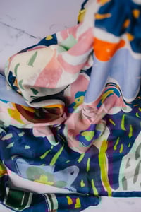 Image 2 of Pañuelo Floral Azules – Tencel Maxi 140x140 cm