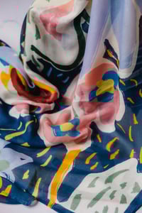 Image 3 of Pañuelo Floral Azules – Tencel Maxi 140x140 cm