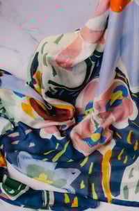 Image 5 of Pañuelo Floral Azules – Tencel Maxi 140x140 cm