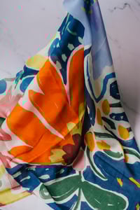 Image 1 of Pañuelo Floral Azules – Tencel Maxi 140x140 cm