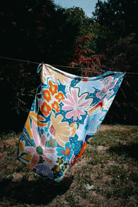 Image 6 of Pañuelo Floral Azules – Tencel Maxi 140x140 cm