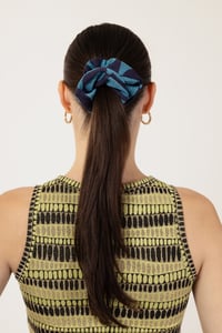 Image 2 of SCRUNCHIE WAVE BLU