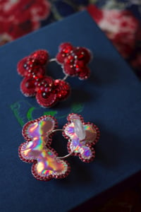 Image 2 of Roses are boring, not these earrings - Boucles waouh à fermoirs clips 