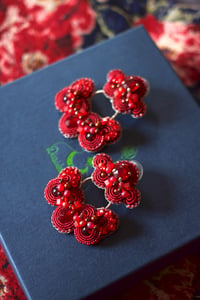 Image 1 of Roses are boring, not these earrings - Boucles waouh à fermoirs clips 