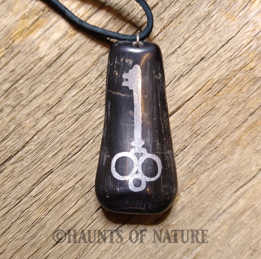 Inlaid Horn Pendant - Skeleton Key