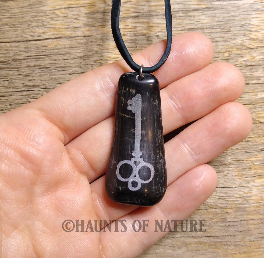 Inlaid Horn Pendant - Skeleton Key