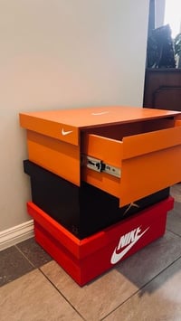 Buró estilo caja de zapatos de marca 