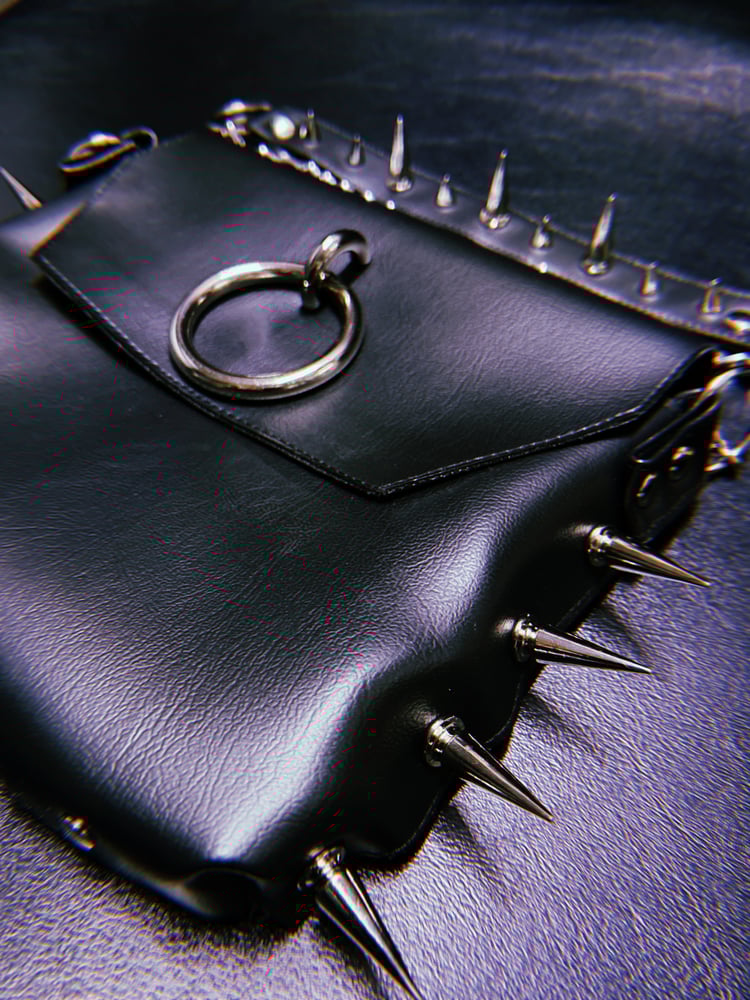 Image of BLK SPIKE HANDBAG 