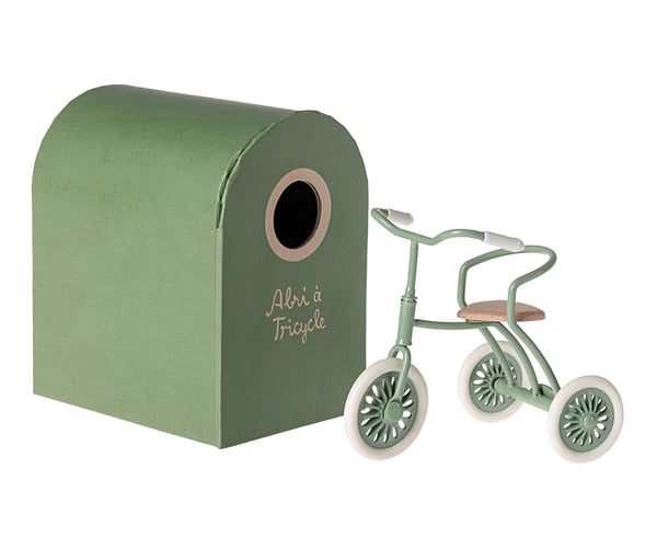 Image of Triciclo con su garaje Maileg. Remolque y cesta.