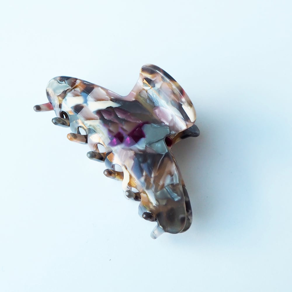 Image of *NEW* Shell Midi Hair Claw
