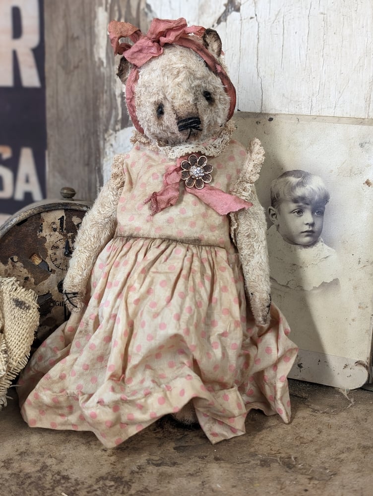 9" Vintage Shabby Girl Teddy Bear in vintage dolly dress by Whendi's Bears / Whendi's Bears 9" Vintage Shabby Girl Teddy Bear in vintage dolly dress by Whendi's Bears / Whendi's Bears