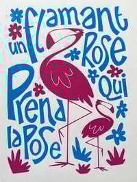 Image 1 of Un flamant rose qui prend la pose