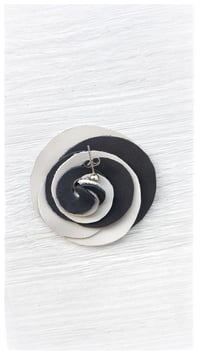 Image 2 of CURLS earrings - Tuxedo